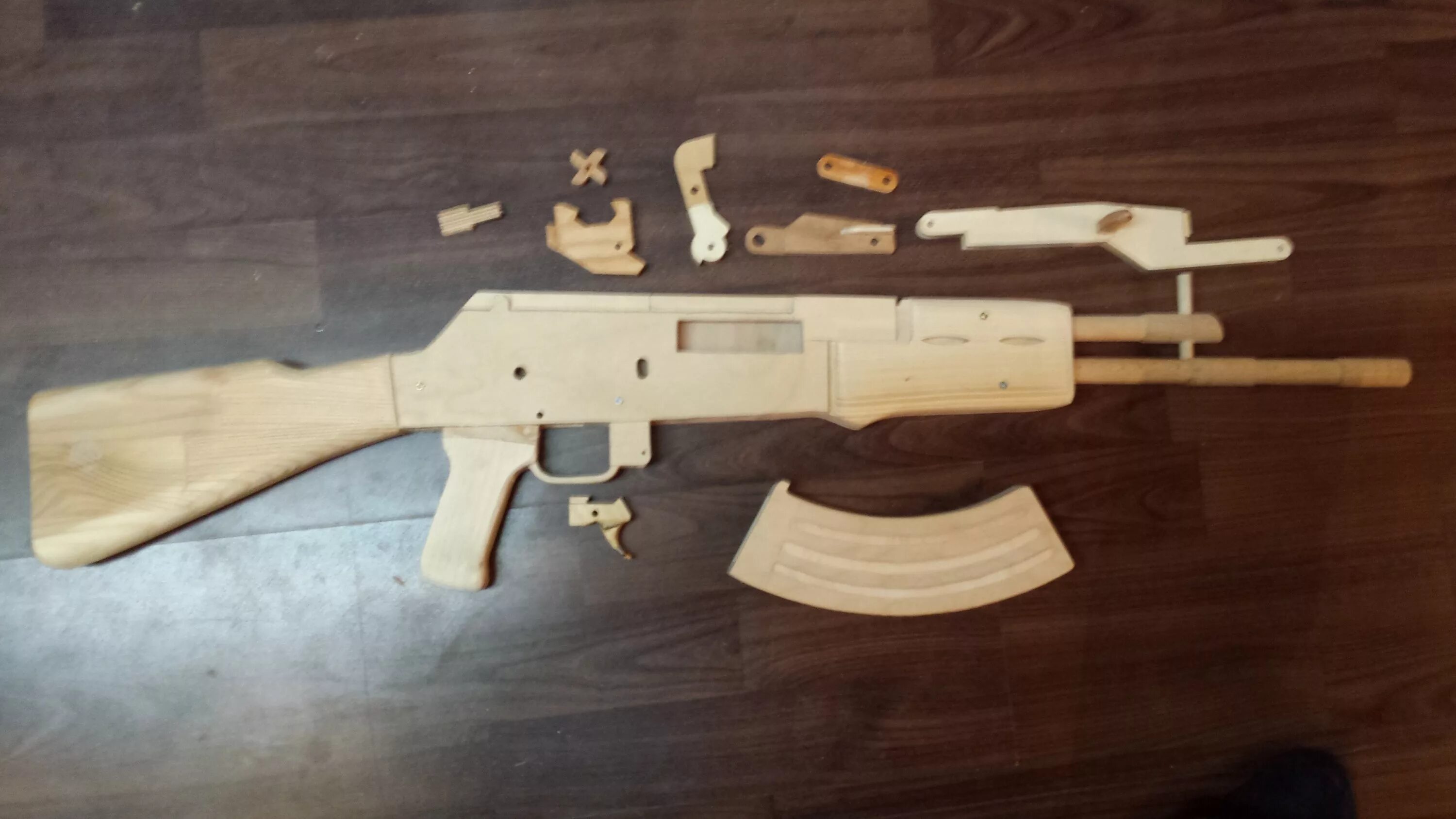 Деревянный автомат ак 47 резинкострел. Ak 47 картон. Ак 47 деревянный резинкострел. Как сделать ак 47 из дерева. Как сделать ак 47 из дерева.