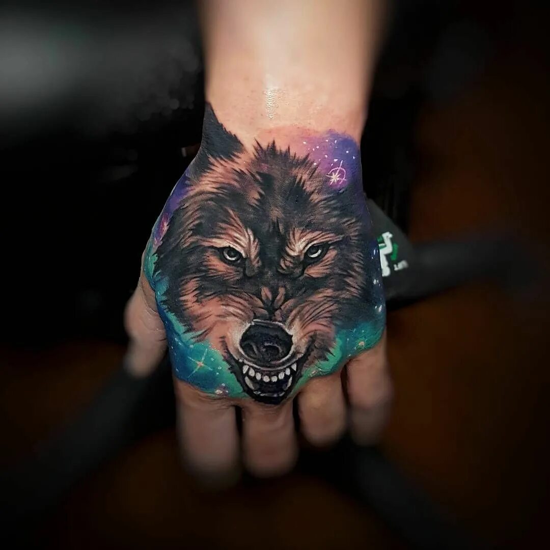 тату волк на руке для мужчин. тату волк на запястье. тату волк. волк на запястье. волк на запястье.