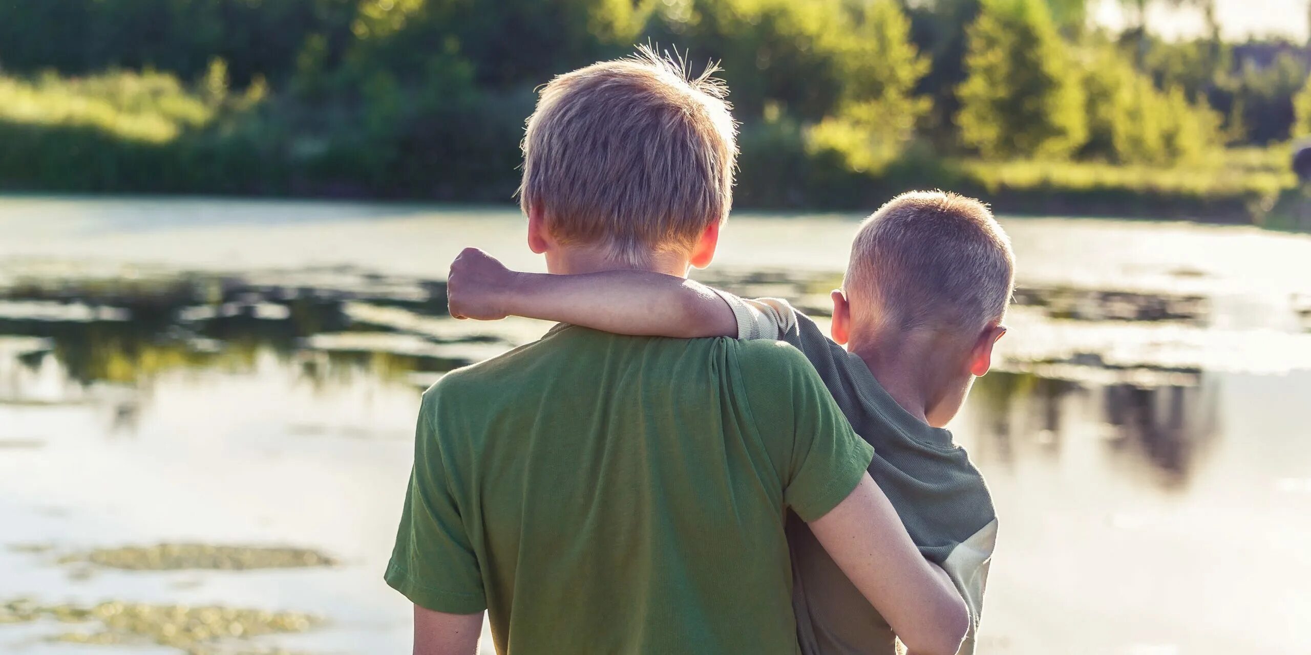 Красивый подросток на коленях. Сын подросток красивый счастливый. Brothers hug. Мальчик занимается с другим мальчиком сек.