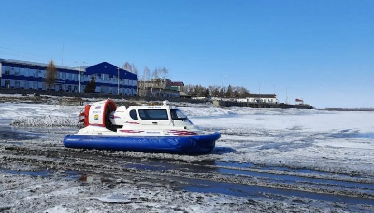 Судно на воздушной подушке Пегас 5. ЯНАО берег реки лодка. Судно Пегас. Камеры переправа Салехард Лабытнанги. Машины камень на оби