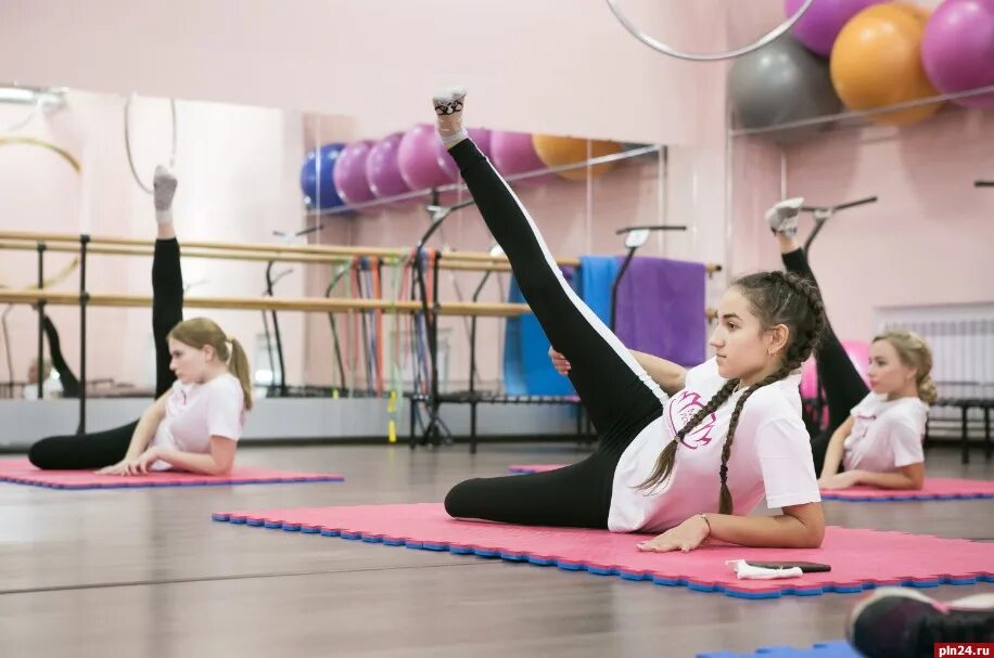 Псков танцевальные клуб. Грации псков. Фото в пскове академияс спорта на пелоне ивоздушной окробатики. Псковская академия спорта. Ребенок грация.