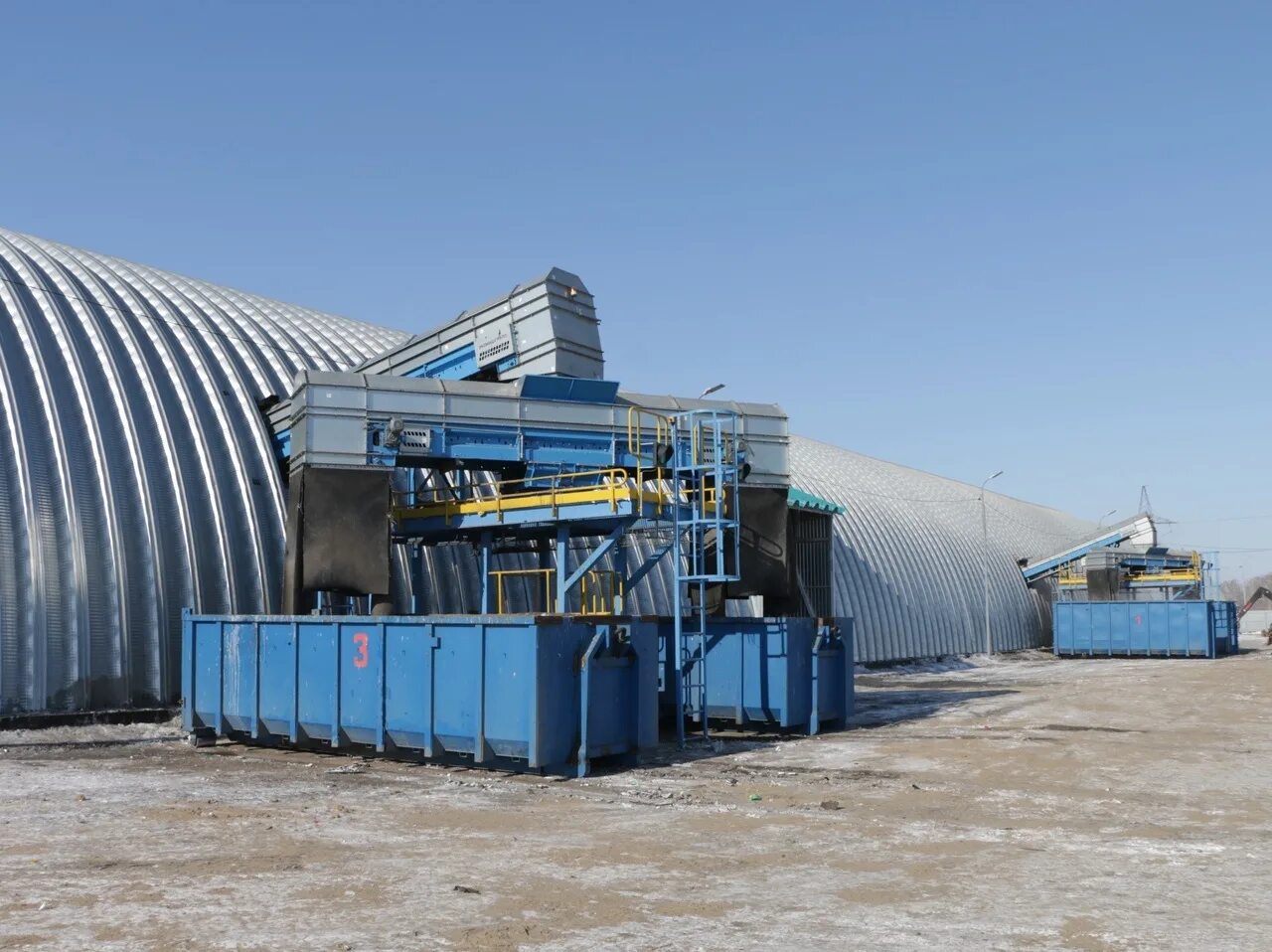 Завод по сортировке мусора. Мусороперерабатывающий завод в воронеже. Завод газпром омск. Омский мусороперерабатывающий завод. Сортировка на заводе.