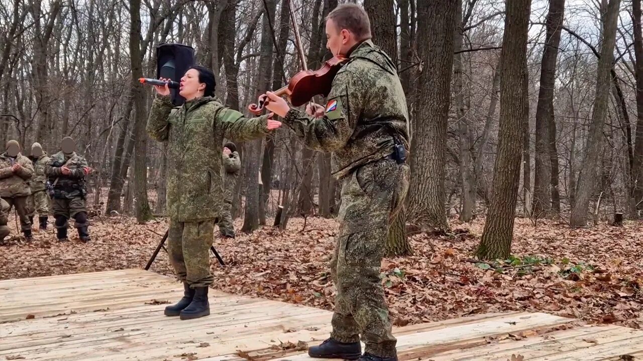 Жалко солдат. В передовой зоне. На передовой.