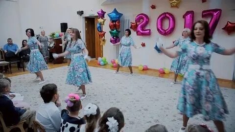 Танец родителей в саду