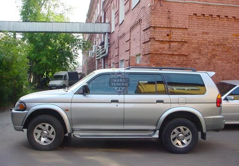 Mitsubishi pajero/ sport 1999 широкие расширители. Расширители арок митсубиси челленджер. Расширители паджеро спорт 1. Арки монтеро спорт. Pajero sport 1996 расширители.