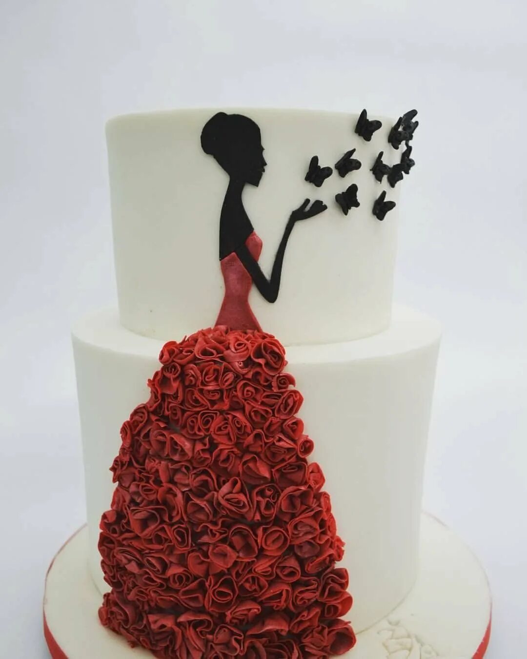 торт с силуэтом девушки. торт для девушки. торт для девушки. торт девочка из ягод. топпер из шоколада девушка.