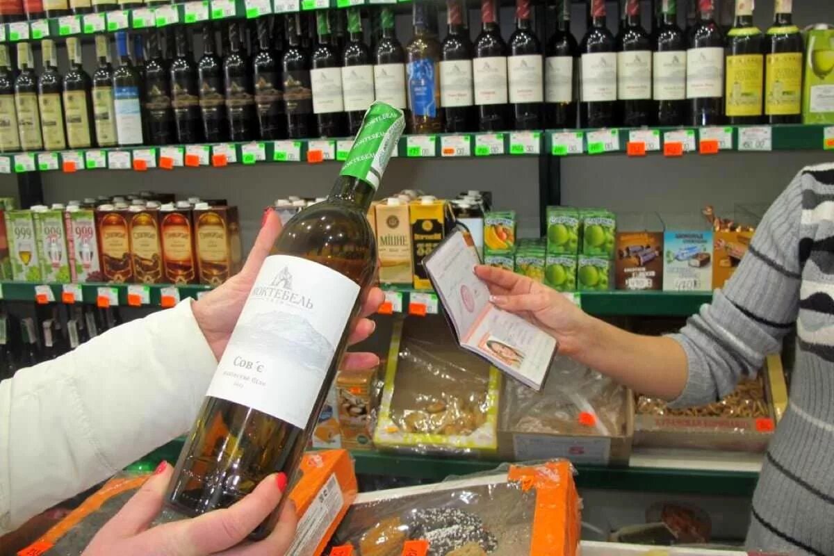 Контрабанда табачных изделий. Вредные привычки гифка. Подакцизные товары. Лицензия на алкоголь продавец. Алкогольные и табачные изделия.