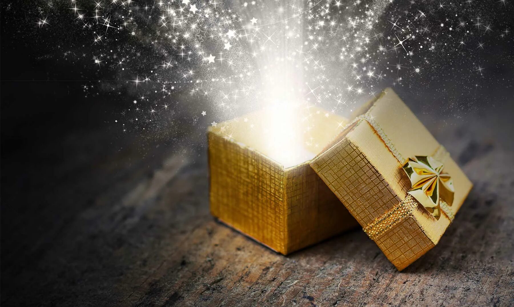 Чудесный сюрприз. Волшебство из коробки. Волшебный подарок. Подарок магия. Свет из подарочной коробки.