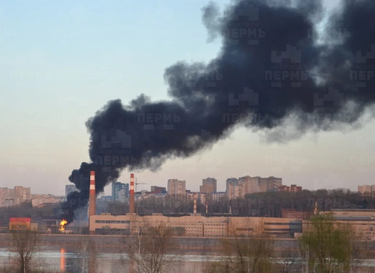 Пожар на Мотовилихинских заводах в Перми. Дым от заводов. Горит завод. Завод с дымом. Пожар на территории рф