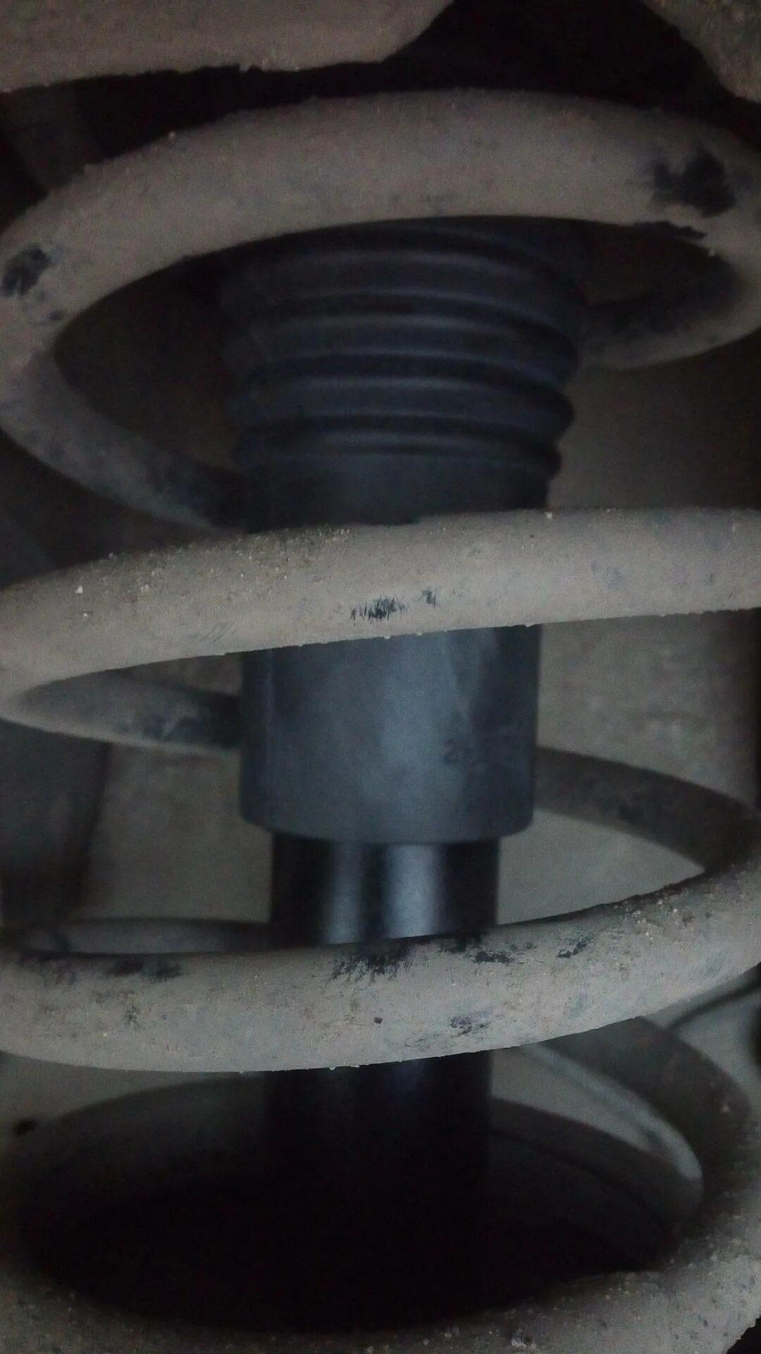 Передняя стойка рено дастер 4х4. Зажим для пружин амортизаторов. Задние пружины дастер. Пружина амортизатора дастер. Дастер 2.