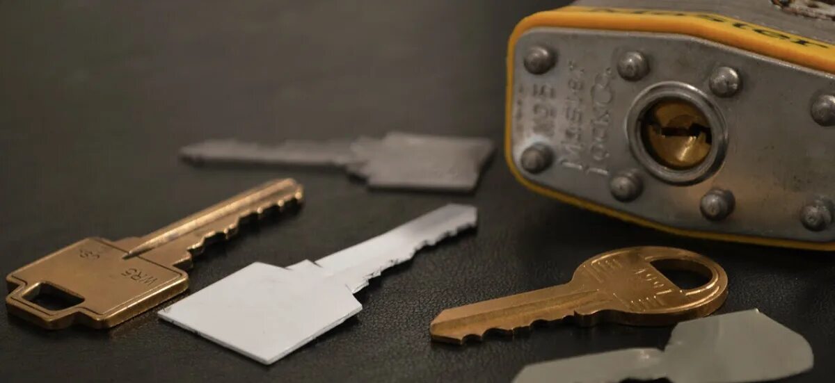 Purchase key. Keys cutting. key making. ключи в руке. репликант для копии ключей.
