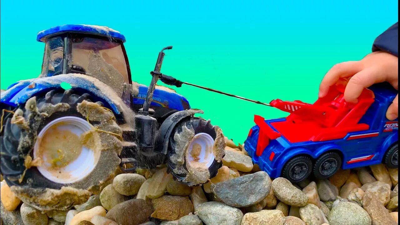 Синий трактор грязь. Синий трактор в грязи. Пена для трактора. Синий трактор застрял. Трактор из мыла.