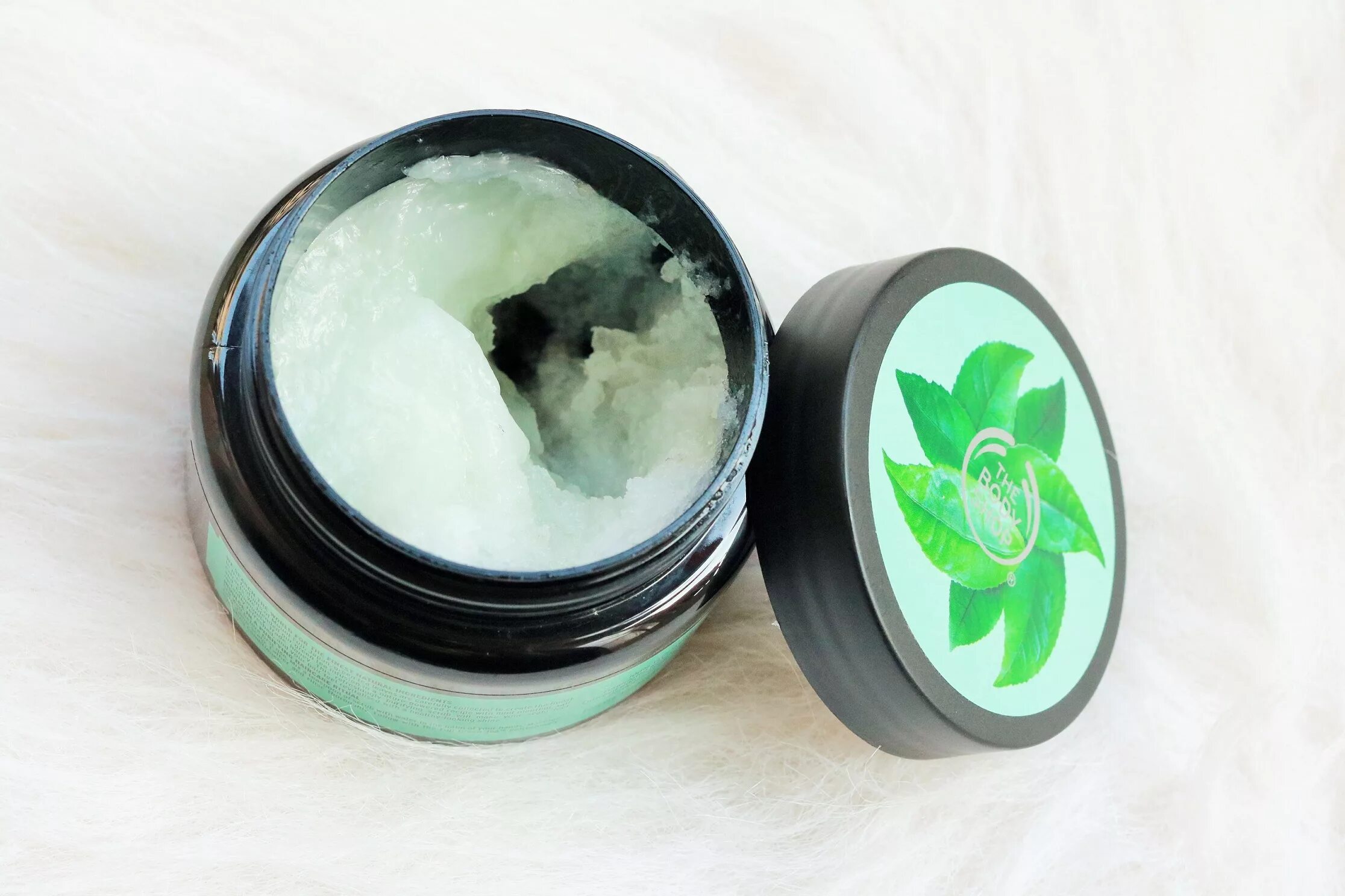 Hair scrub. Body shop Green Tea скраб. Скраб для кожи головы body shop. Скраб для тела зеленый чай. Скраб с зеленым чаем.