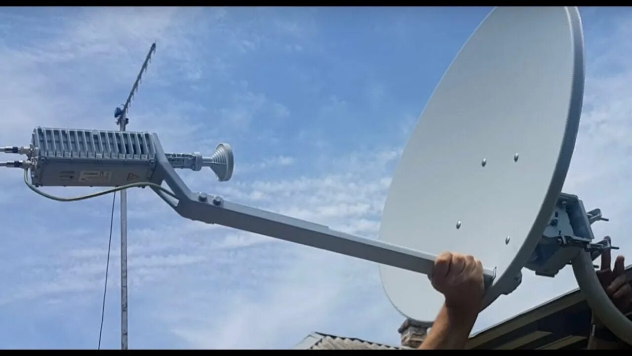 Спутниковый интернет. Спутниковая антенна для интернета. Спутниковая тарелка для интернета. Спутниковый интернет в деревне.