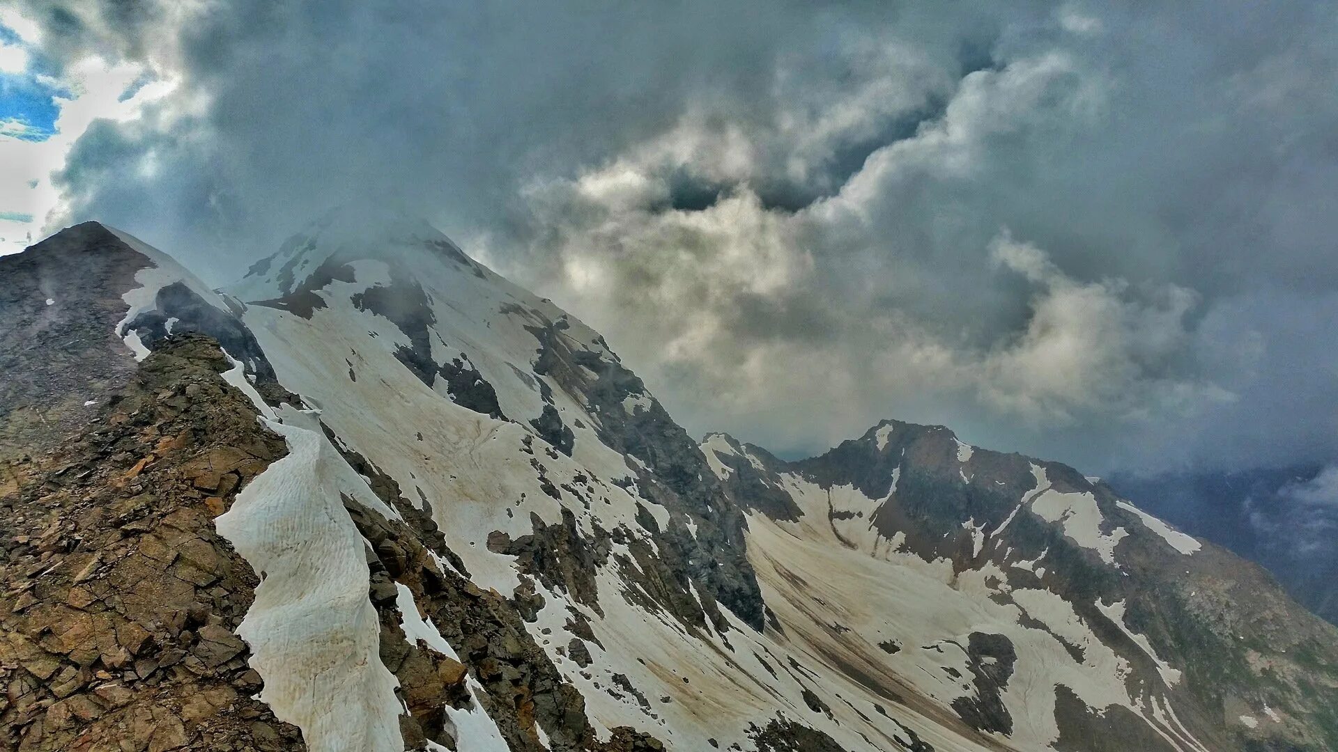 Накра тау и донгузорун. Донгуз орун чегет карабаши. Донгуз. Донгузорун чегет озеро. Озеро донгуз орун кель приэльбрусье.