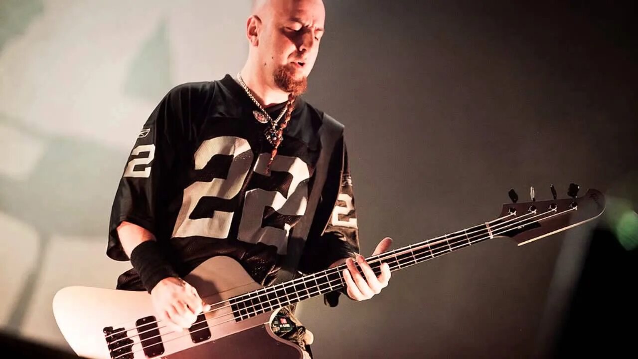Тики бас. Бас гитарист system of a down. shavo odadjian. soad shavo. басист группы soad.