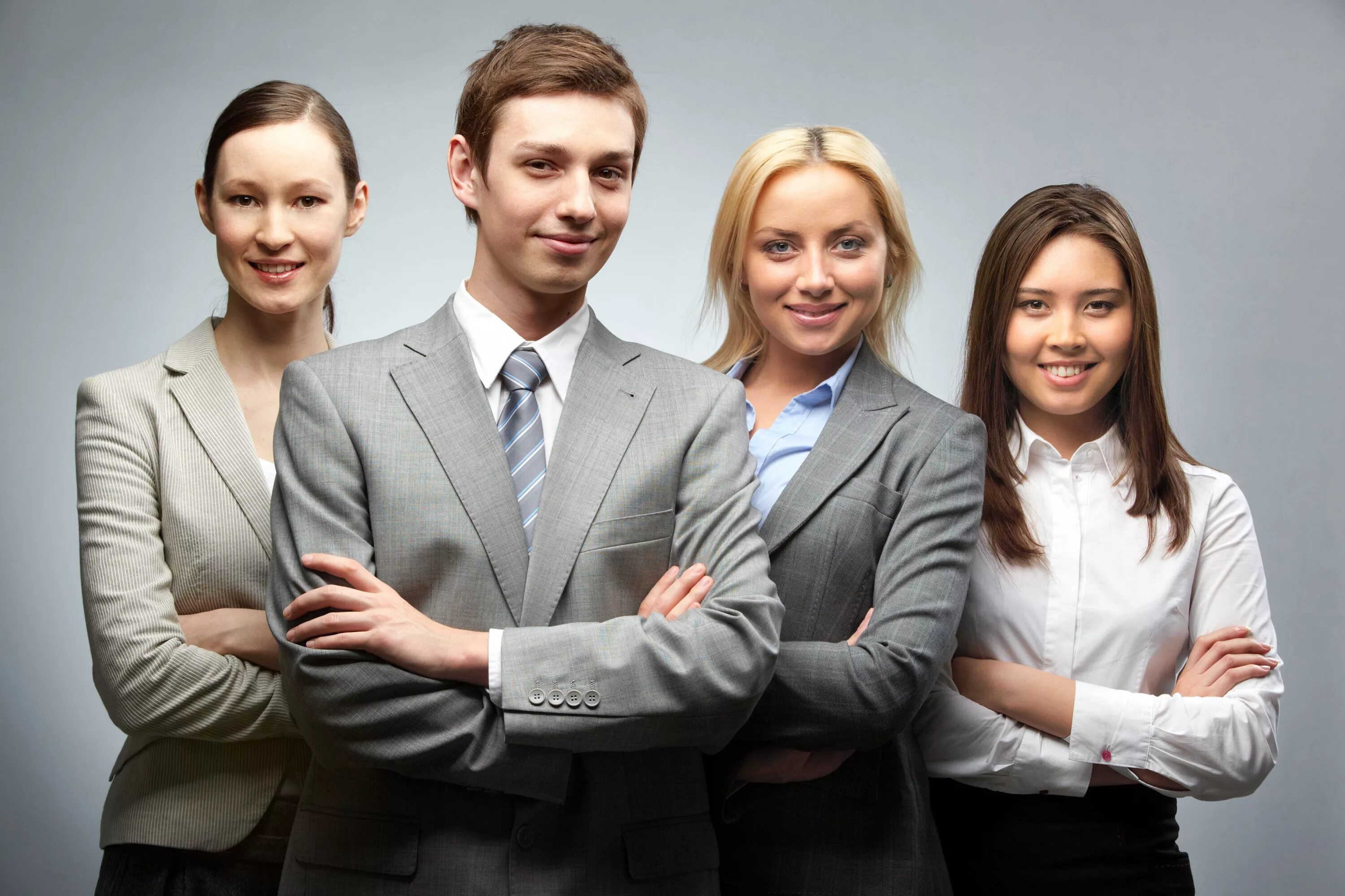 Группа бизнесменов. 4 человека стоят. Групповая фотосессия в деловом стиле. Коллектив 4 человека. Команда из трех человек.
