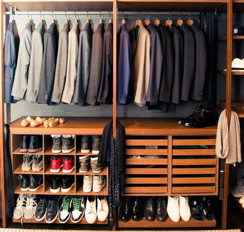 Мужской гардероб. Шкаф для одежды. Гардеробные для верхней одежды. Шкаф с вещами.