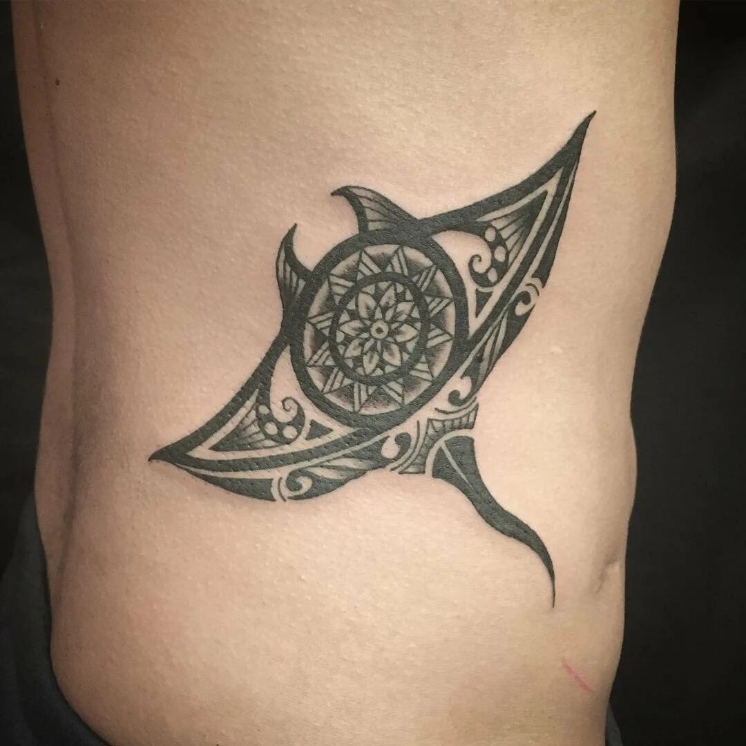 Тату скат для мужчин. Тату манта скат. Тату скат значение. Тату скат значение. Тату скат значение.