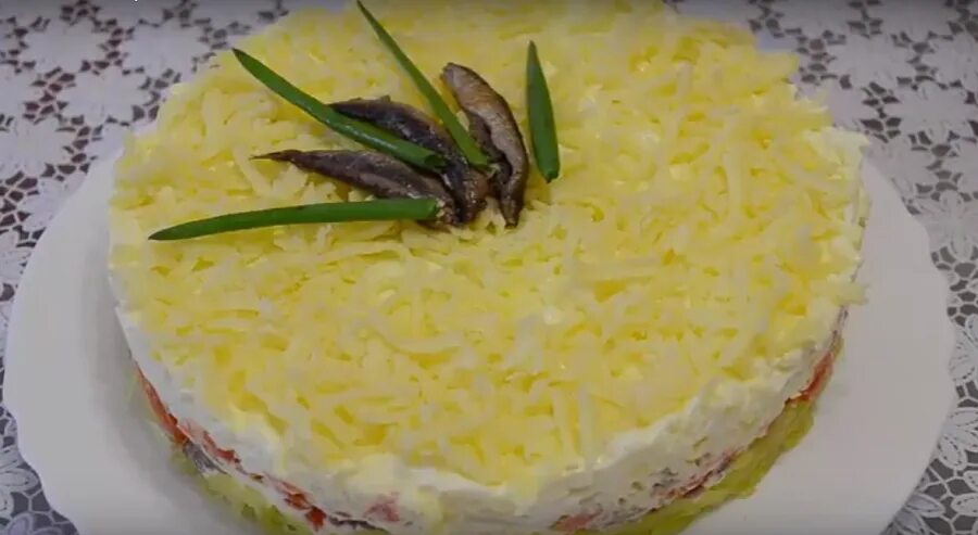 Салат со шпротами и плавленным сыром. Шпротный салат слоеный. салат со шпротами слоеный. салат со шпротами слоями. слоёный салат со шпротами и сыром.