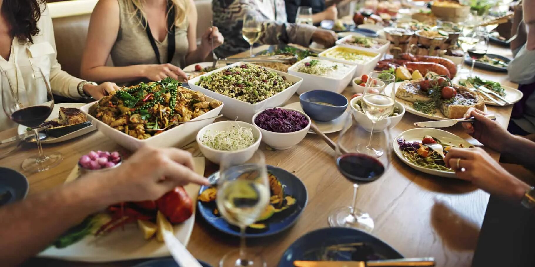 Фон для блюд. Еда. Стол в кафе с едой. Diverse food. Еда с друзьями.