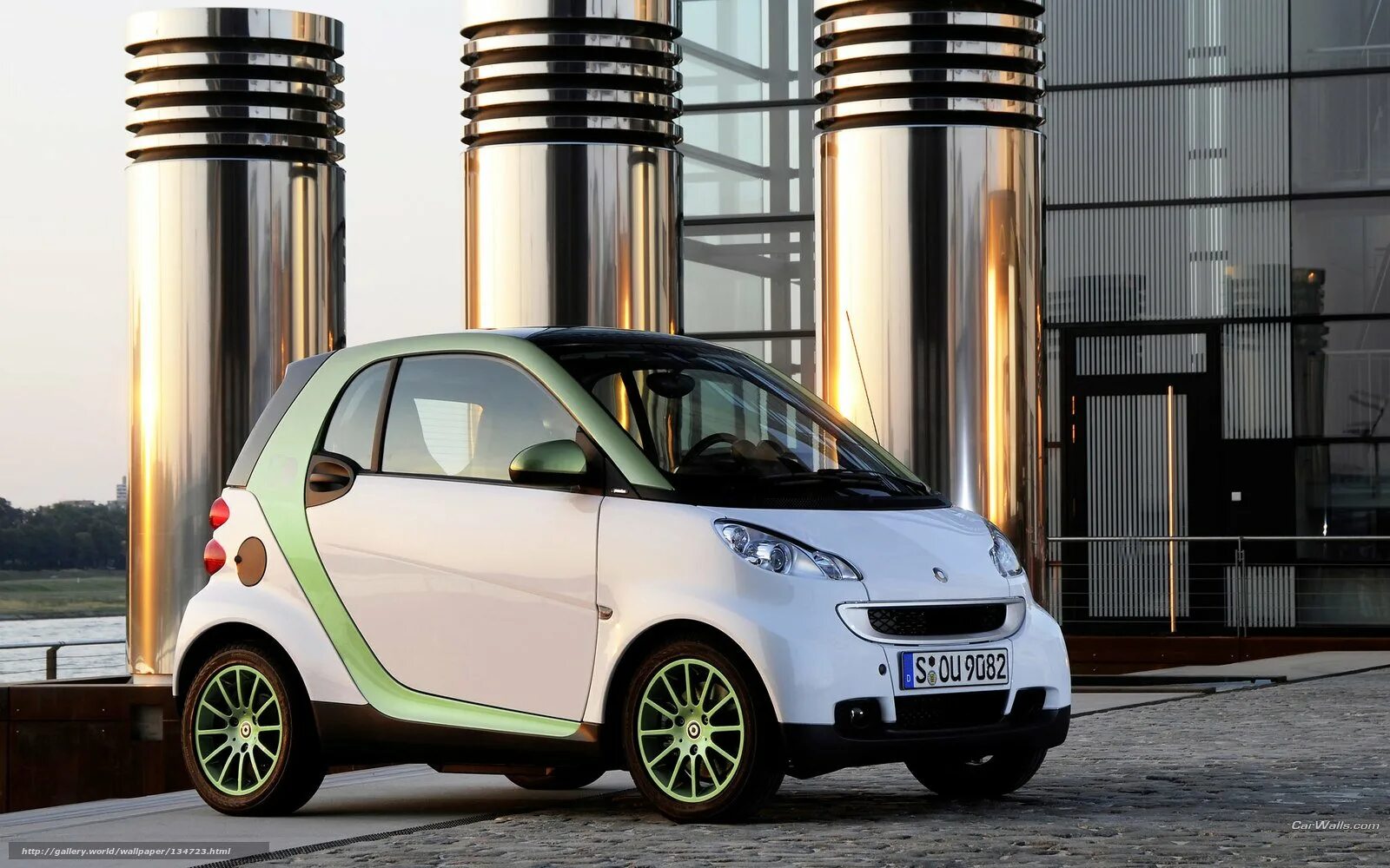 Машина небольшого размера. Smart Fortwo Electric Drive. Smart Fortwo Micro. Маленькая машина. Смарт авто.