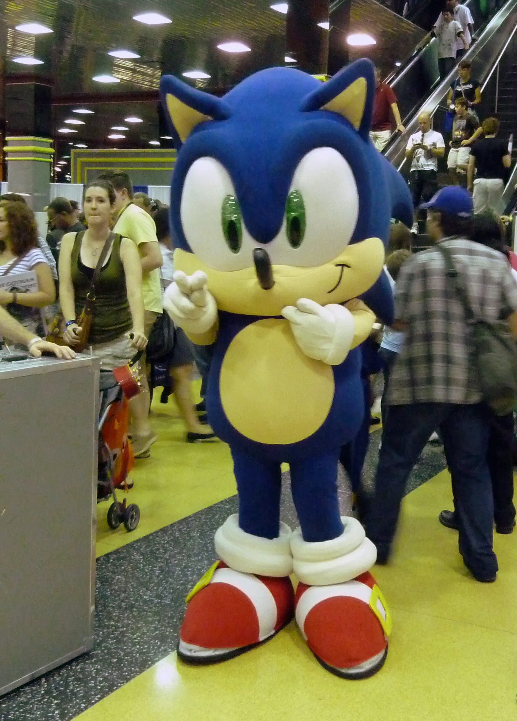 Sonic 2011. Статуя Соника в Японии. Памятник Сонику. Sonic cosplay