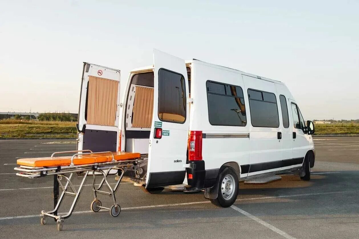 Транспортировка лежачих. Fiat ducato транспортировка лежачих больных. Перевозка больных машина. Машина для перевозки лежачих больных. Перевозка лежачих.