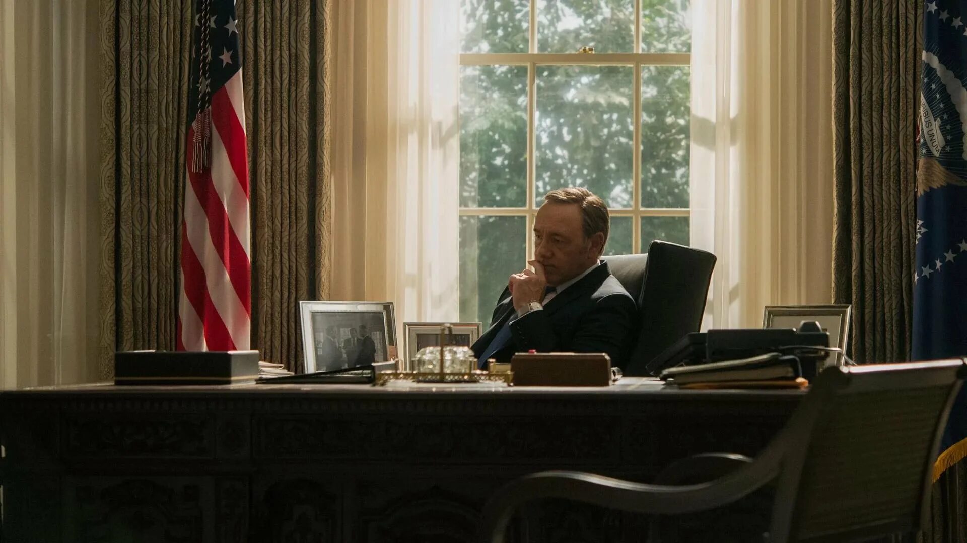 Карточный домик фрэнк и клэр. Карточный домик фрэнк андервуд. Watch house of cards. Карточный домик фрэнк андервуд. Джеки шарп карточный домик.