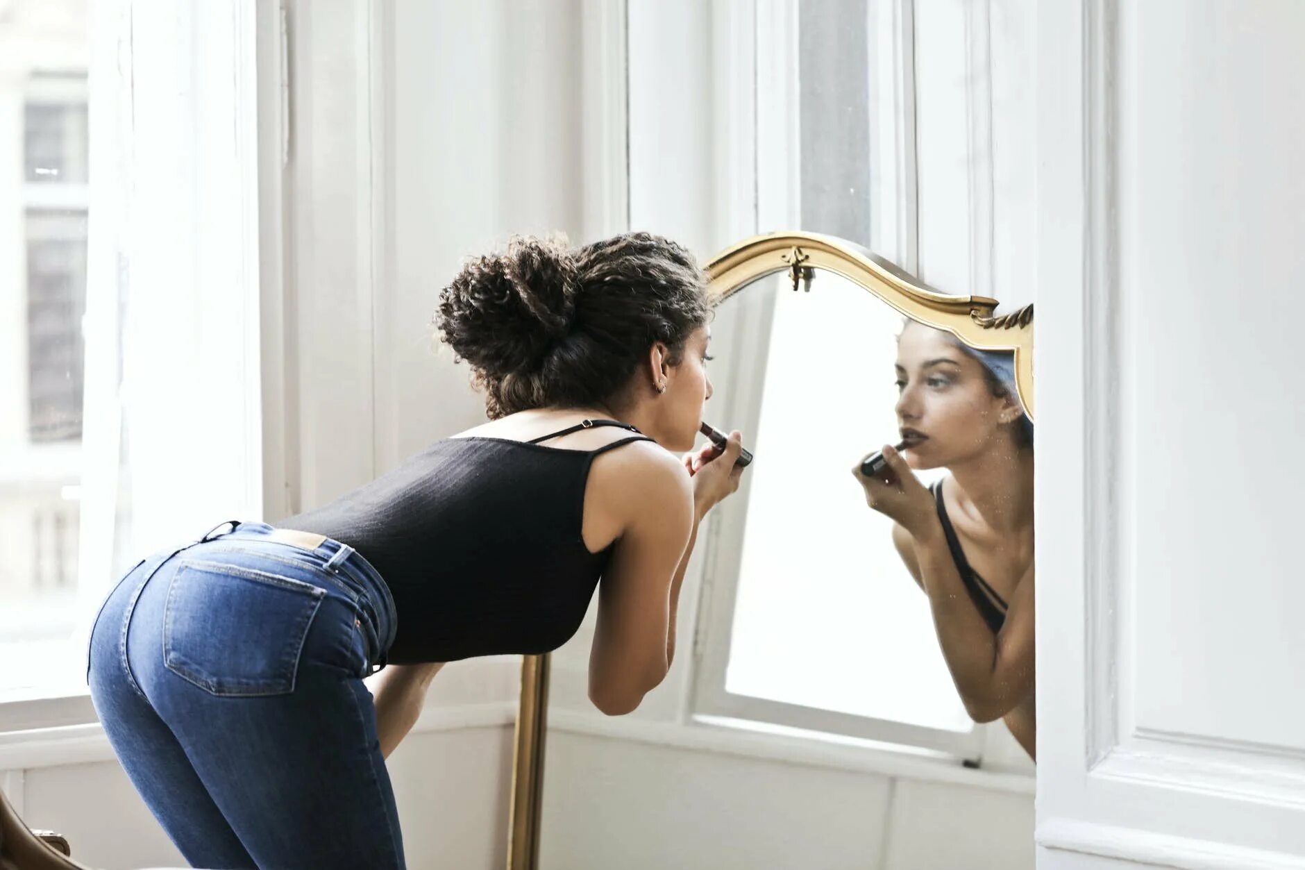 Девушка в зеркале. Красивая женщина у зеркала. Девушкапеиед зеркалом. Отражение женщины в зеркале.