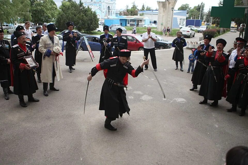 Кавказ джигит горянка. Адыгэ къафэ форме на репетиции. Лезгинка в ставрополе. Пятигорск лезгинка. Лезгинка в ставрополе.