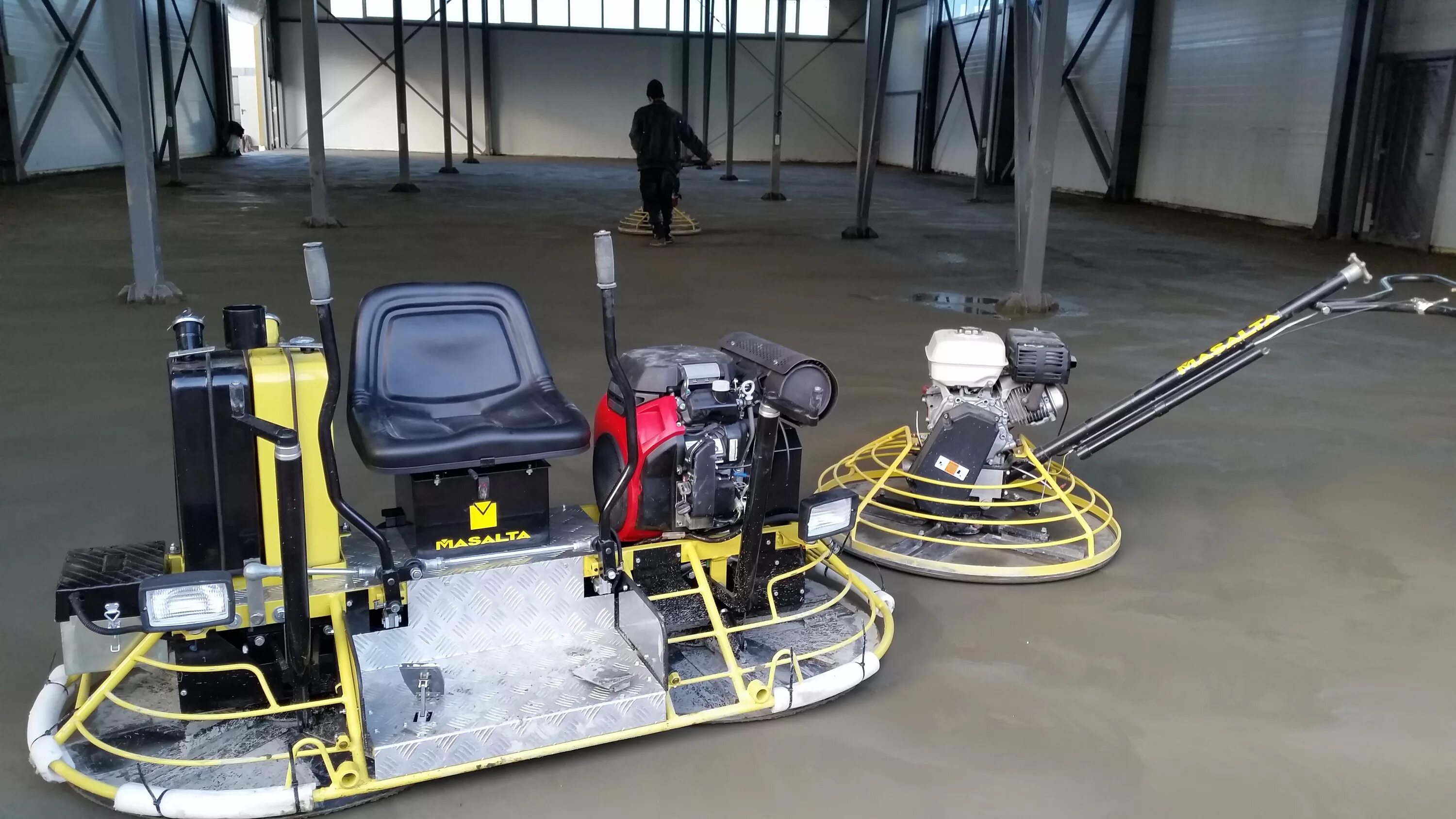 Затирка бетона вертолетом. Шлифование бетона вертолетом. Затирочная машина по бетону. Заглаживающая машина по бетону q600mm. Затирочная машина wacker neuson ct36-6.