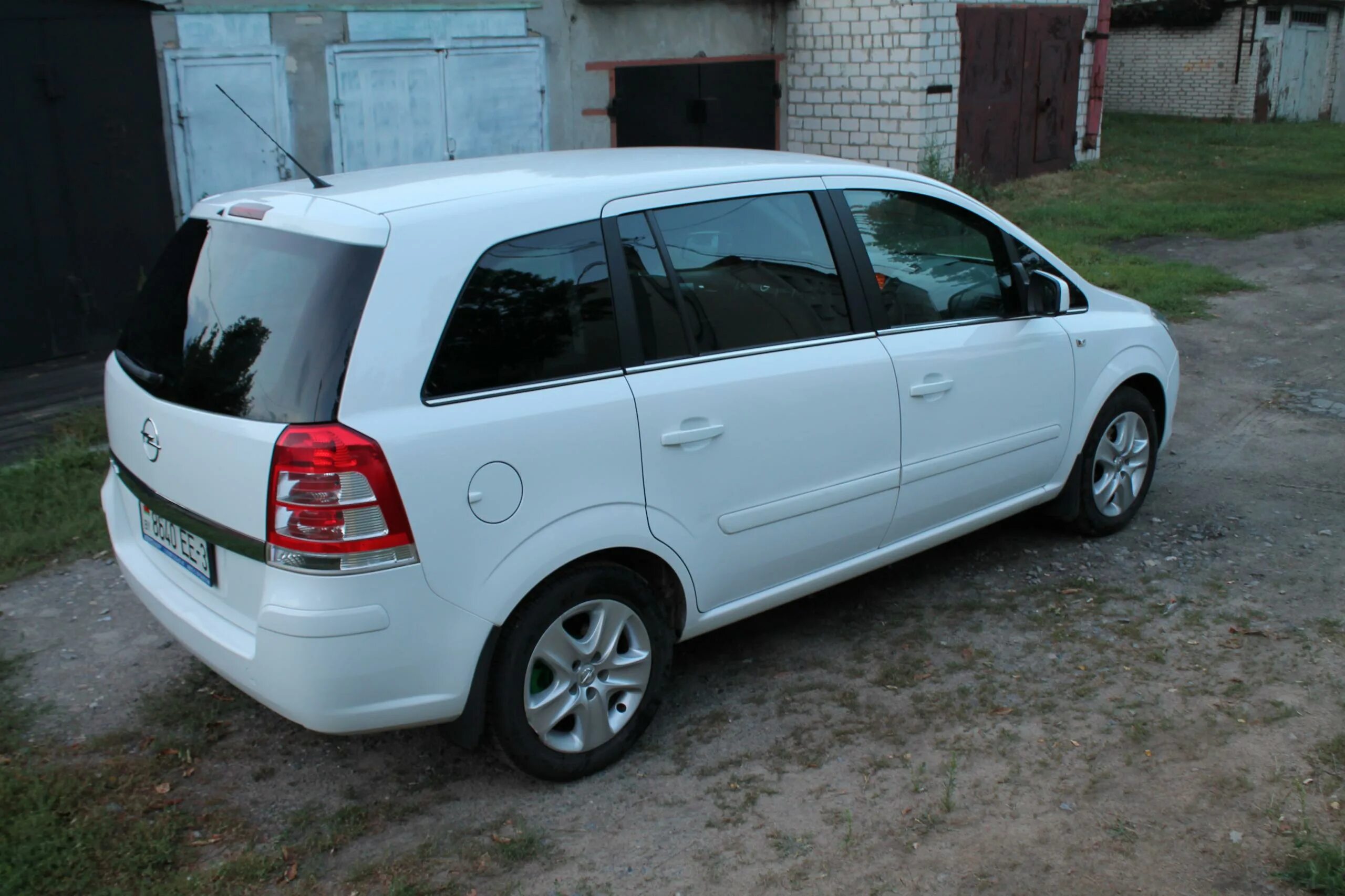 Опель Зафира 2011г. Опель Зафира 2011 белая. Зафира б 2011. Opel zafira 2011