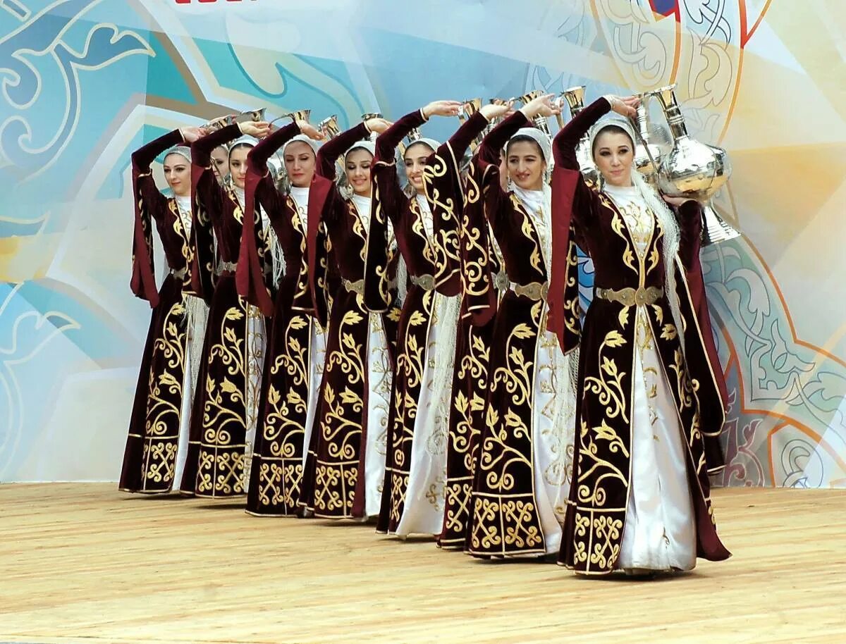 Ұлттық киімдер күні. Национальная одежда Казахстана. Казахское национальное платье. Казахская Национальная одежда женская. Казахский народный костюм.