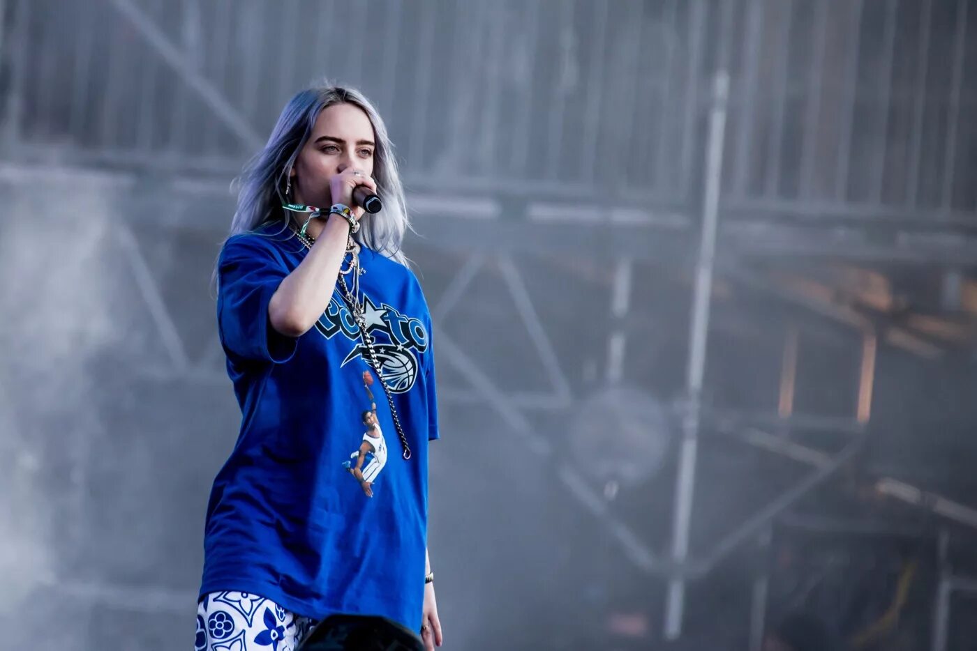 Обложка true blue billie eilish. Билли айлиш с синими волосами. Обложка true blue billie eilish. Билли айлиш синие обои на пк. Билли айлиш с голубыми волосами.