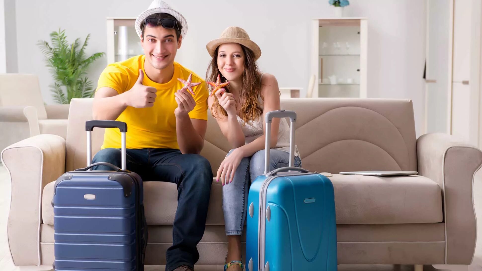 Девушка с чемоданом на море. Стажер на работе. Стажировка в отпуск. Собираемся в путешествие. Турист с чемоданом.