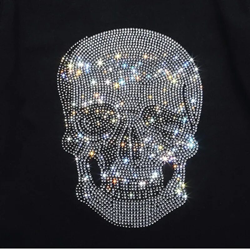Термонаклейка череп из страз. Череп в стразах. Зипка со стразами череп. Череп из страз. Череп из страз.