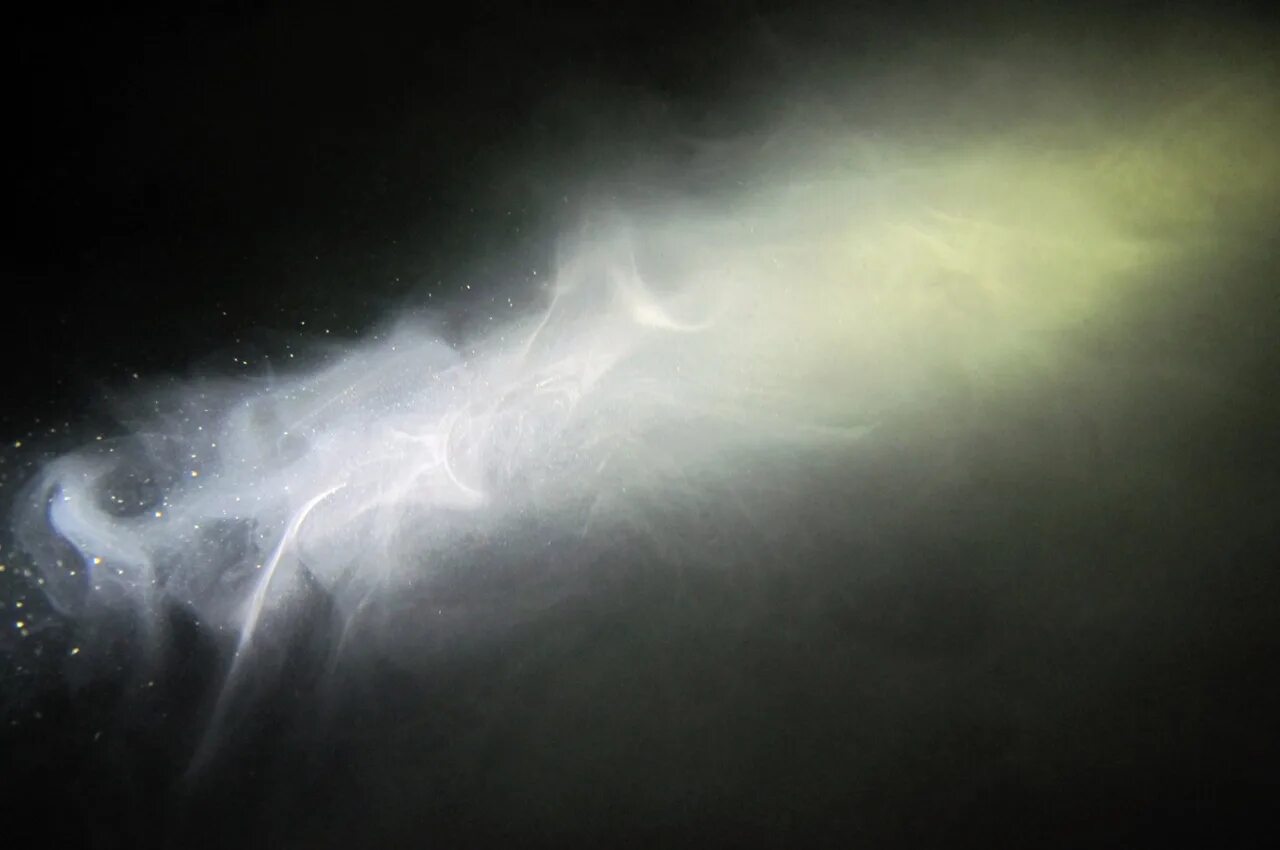 Падающий свет. Лучи в дыму. Лучи света в дыму. Рассвет туман. Тусклое солнце.