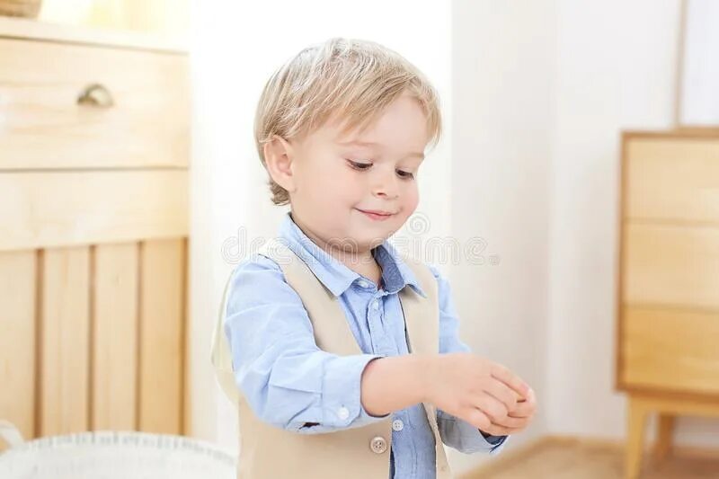Дэвид бейли фотограф. Boy pos. Эмоция гордость для детей. На черном фоне мальчик указывает пальцем вверх. Школьник указывает пальцем вверх.