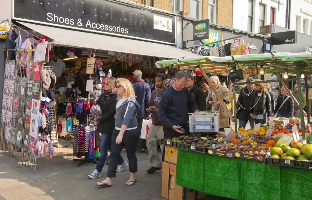 Street market is. Уличный рынок в европе. Рынок на улице. Базар на улице. Рынок в лондоне.