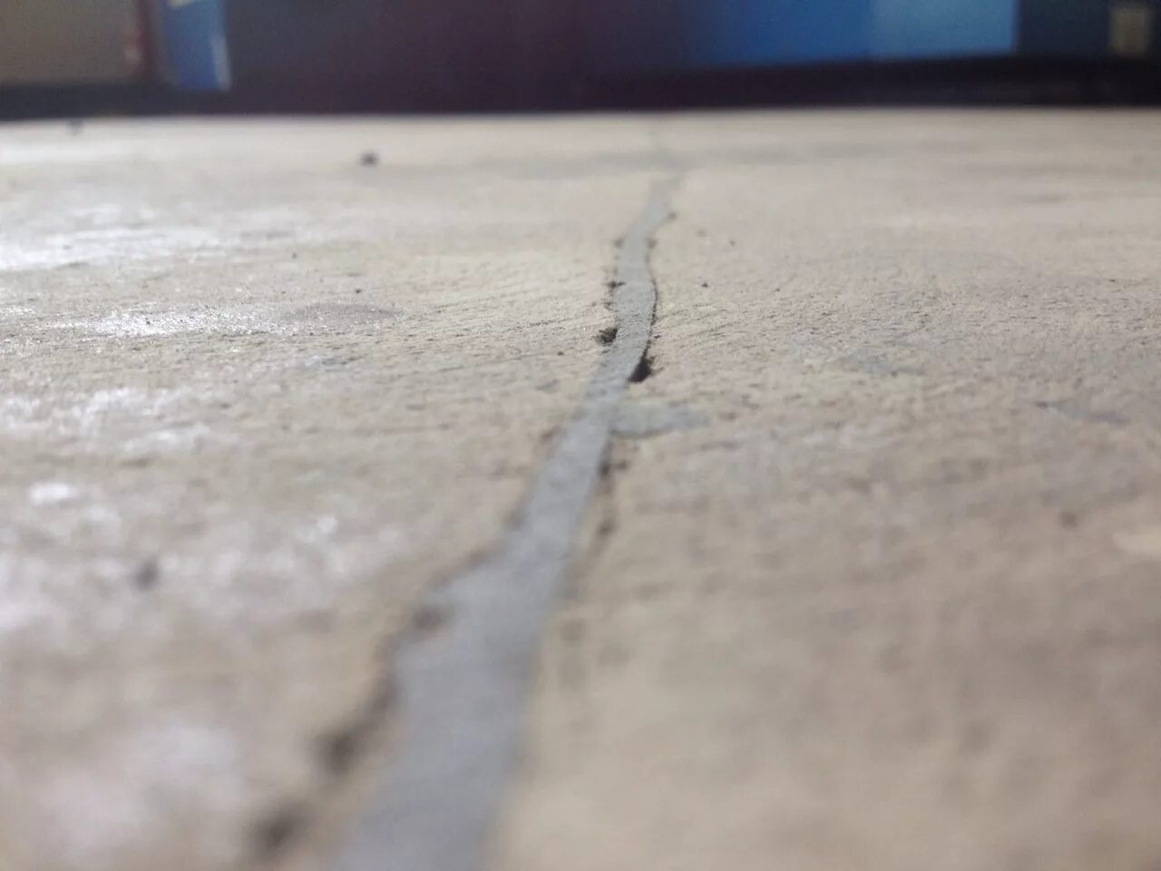 Трещина в полу. Цементно-Песчаная стяжка пола трещины. Трещины в бетонном полу. Трещины на наливном полу. Дефекты бетонного пола.