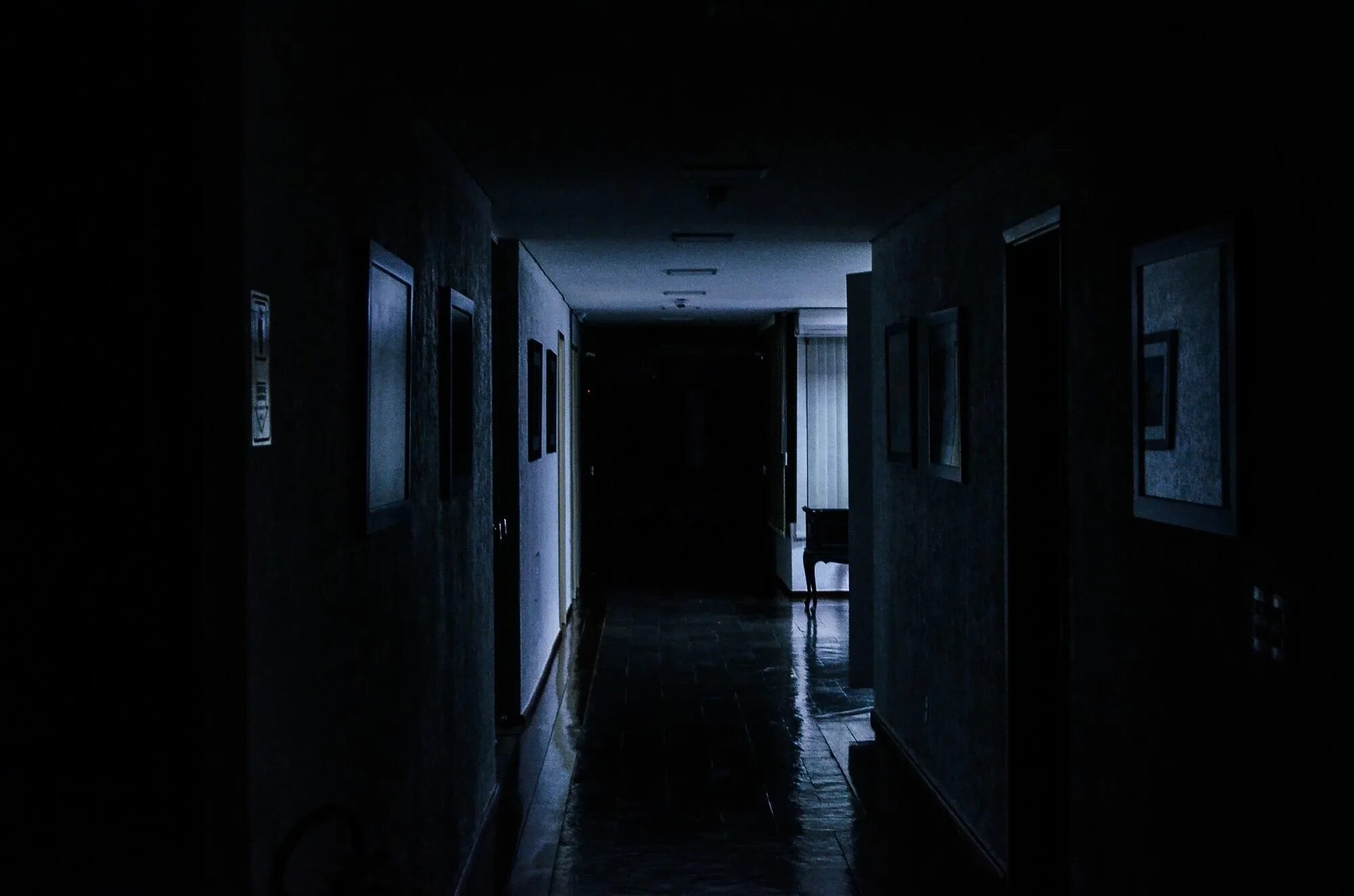 Home scared. Темный коридор. Страшный коридор. Страшная тёмная комната.