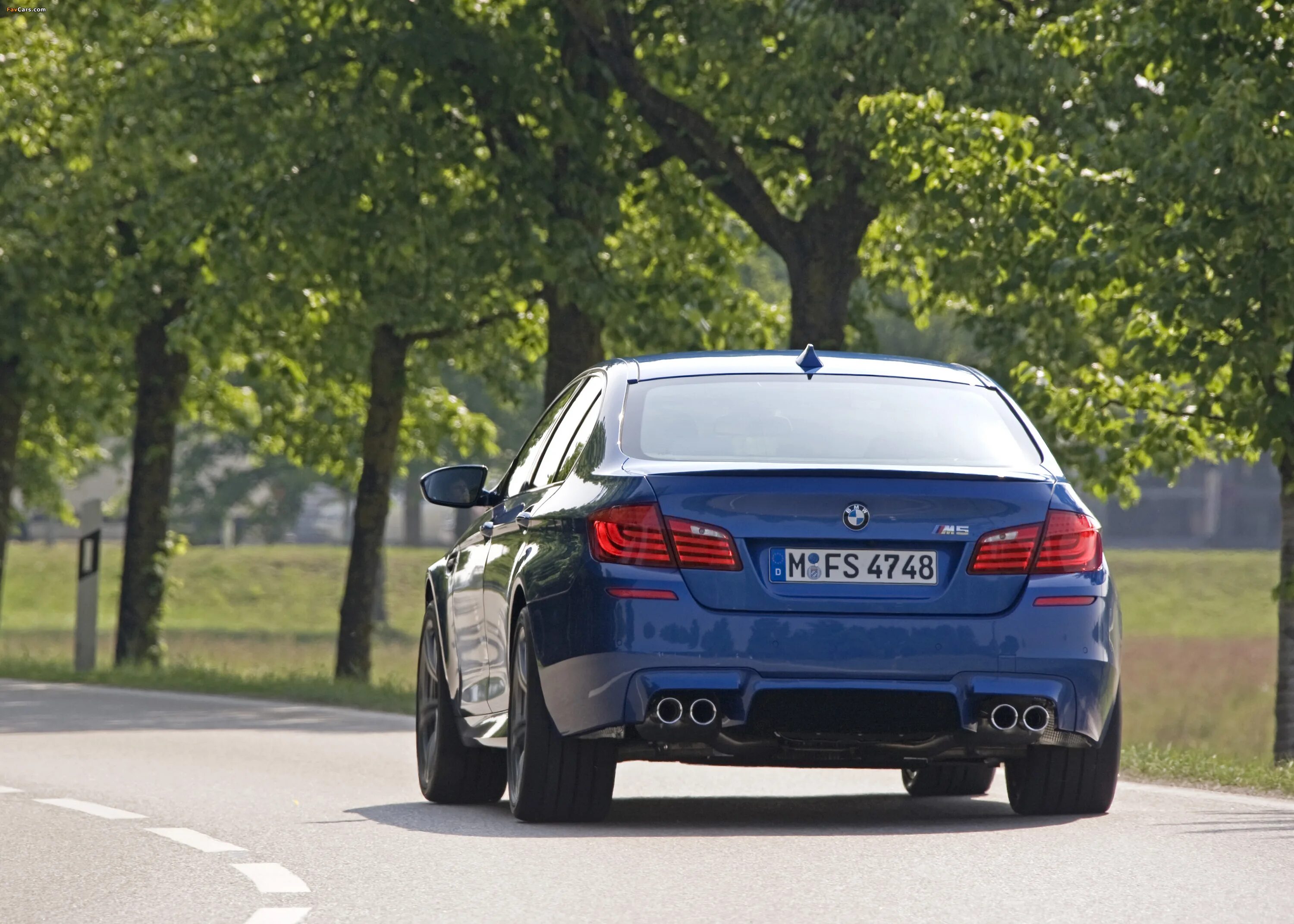 Купить м5 в россии. БМВ м5 ф10. BMW m5 f10. BMW m5 f10 2012. BMW m5 f10 2011.