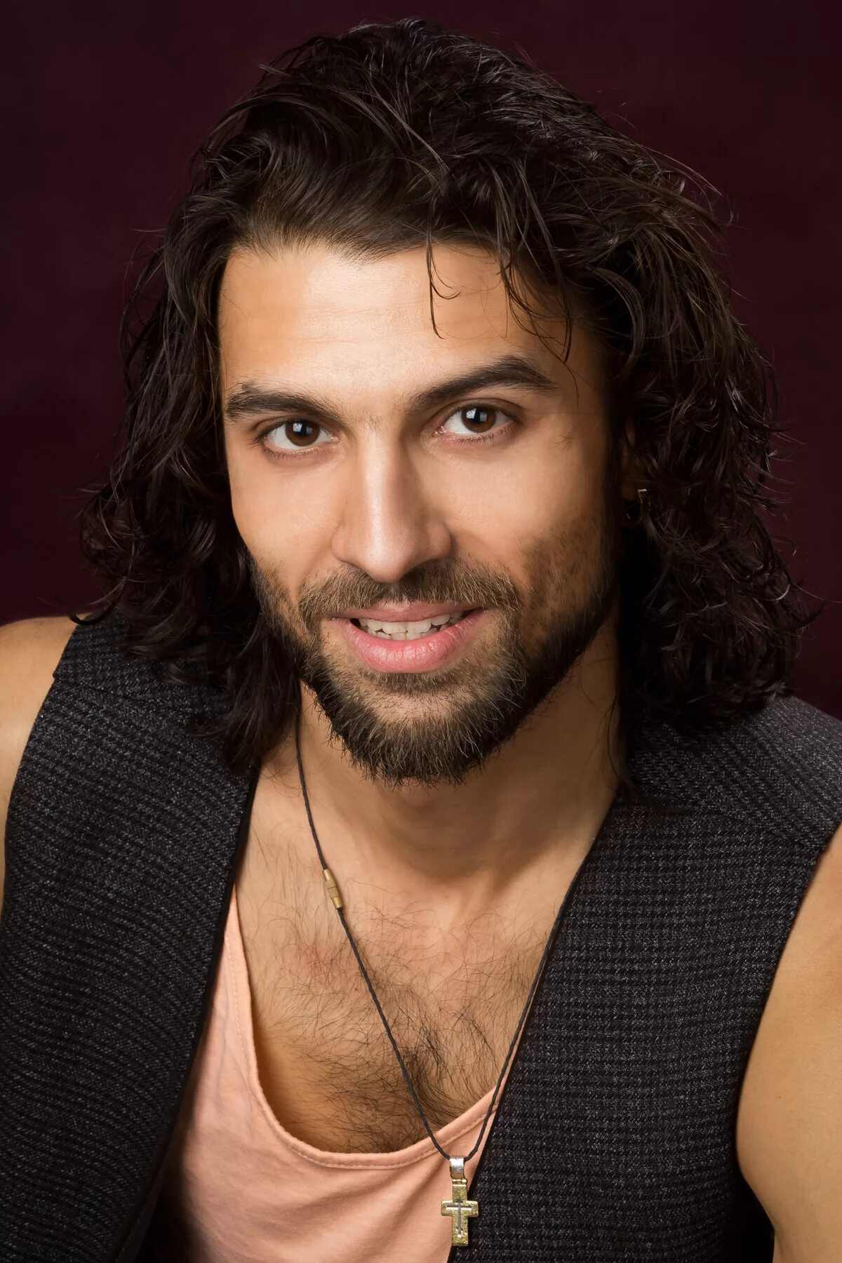 Артур богданов ромэн. Цыганский артист. Кармелита миро александр суворов. Павел бобров ромэн гитара. Артисты цыгане фамилии.