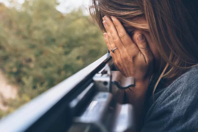 Забудь фотографии. Девушка закрывает лицо. Женщина закрывает лицо руками. Женщина плачет. Женщина плачет закрыв лицо.