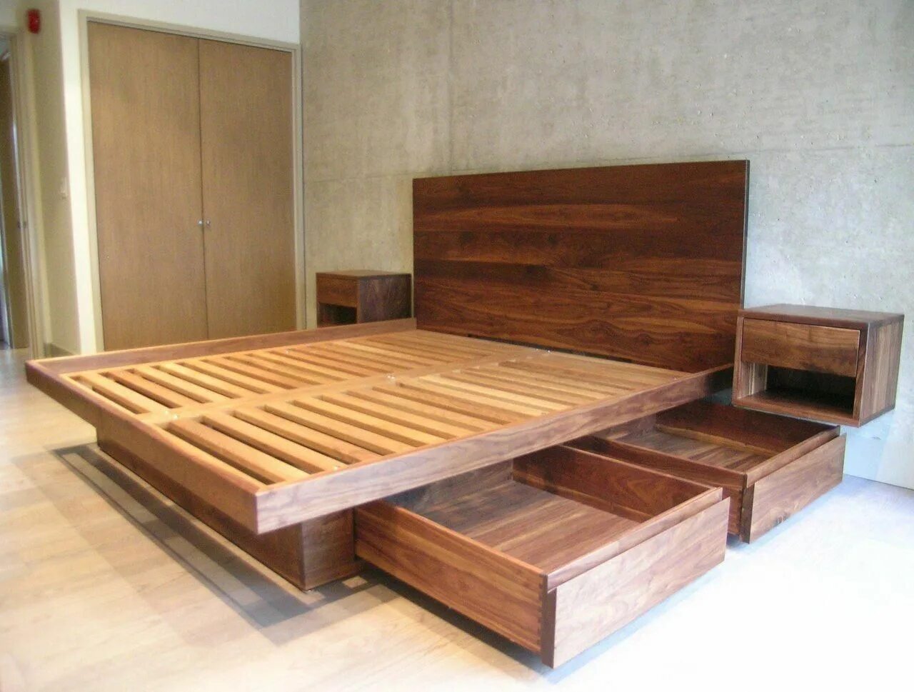 Самодельная кровать из дерева. Кровать двуспальная деревянная. Кровать из досок. Кровать самодельная из дерева двуспальная. Кровать каркасная деревянная.