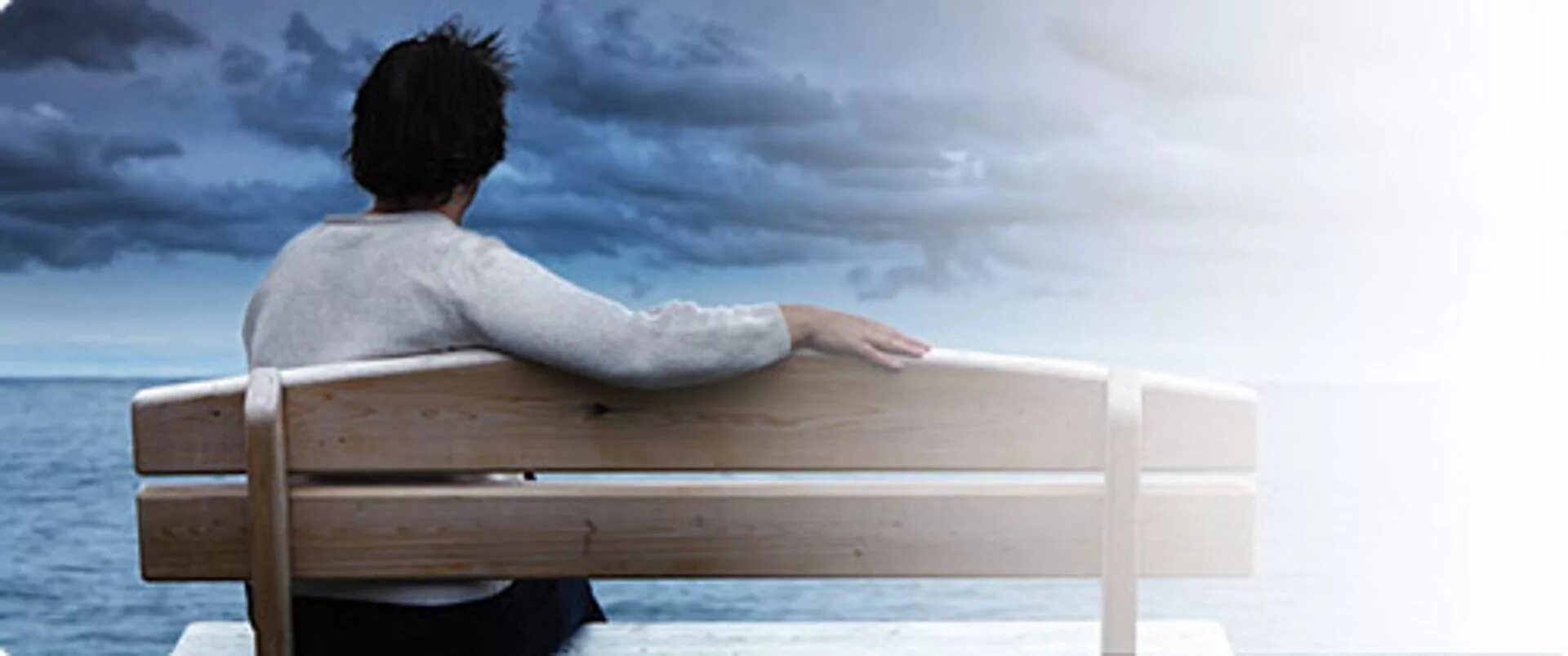 Грусть потери. Человек плачет и молится. Последняя потеря. Смерть близких. Последняя потеря.