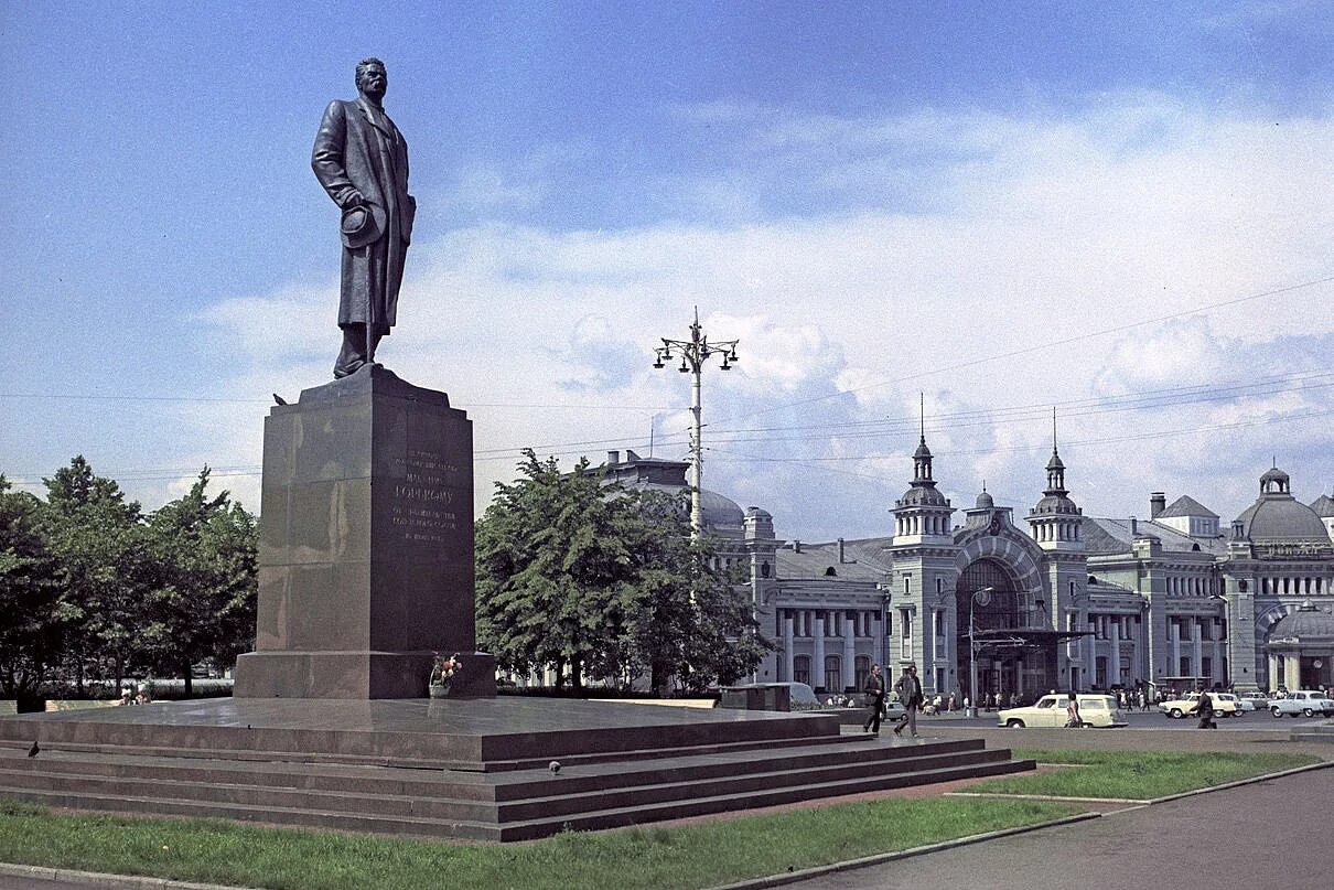 Памятник культуры горького. Памятники максиму горькому в нижнем. Струковский сад памятник горькому самара. Парк в честь горького. Памятник горькому в ялте на набережной.