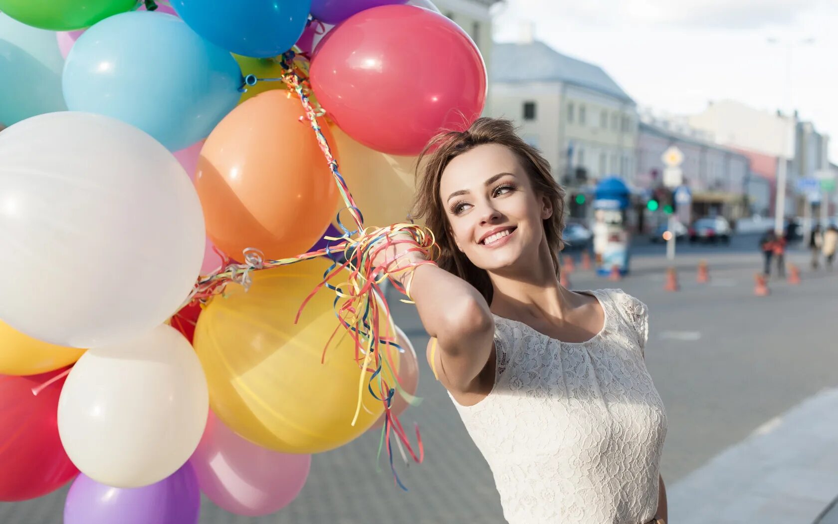 Девушка с воздушными шарами. Фотосессия с воздушными шарами. Воздушный шарик. Девочка с шарами.