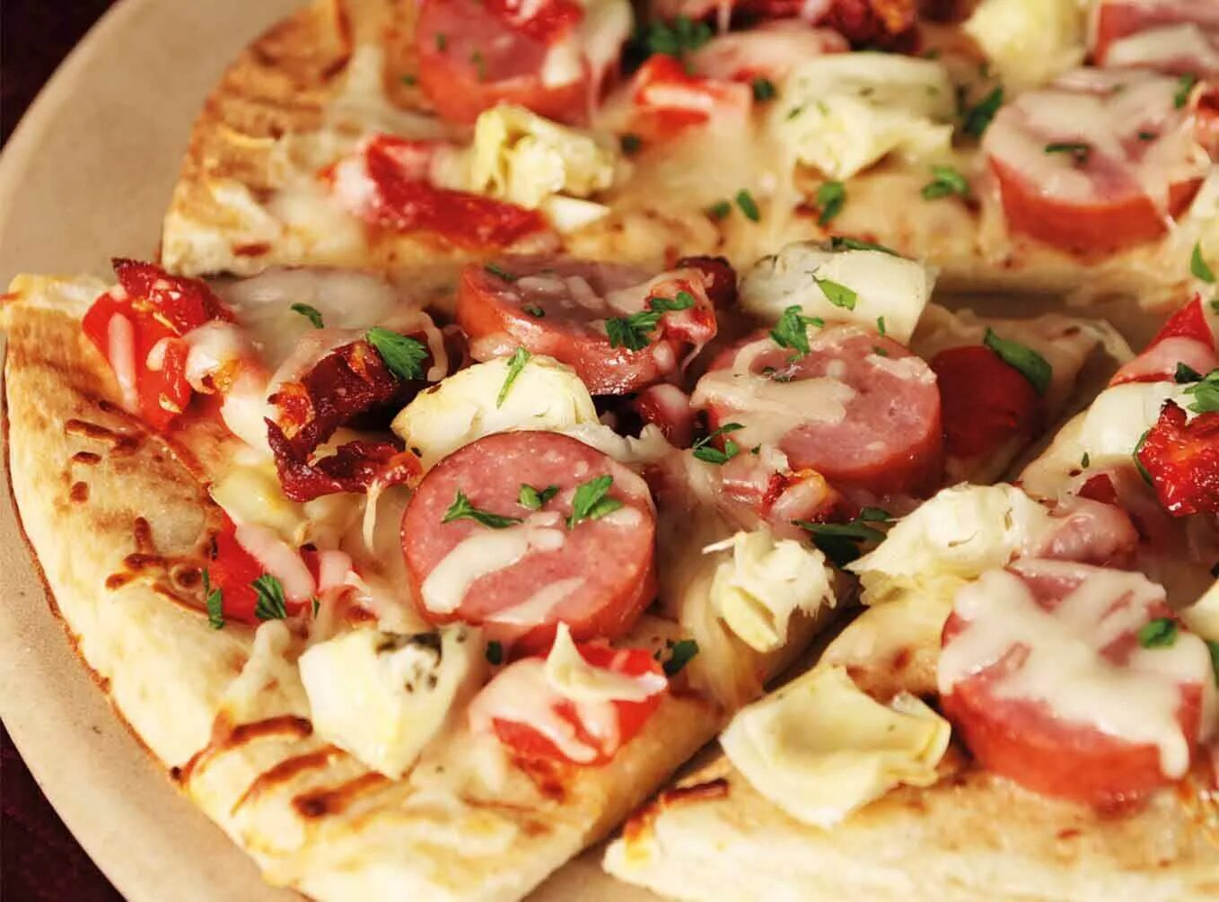 Домашняя пицца без колбасы. Пицца с салями и моцареллой. Пицца с колбасой. Пицца с копченой колбасой. Пицца колбаса сыр.